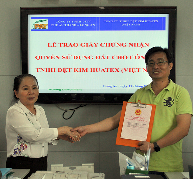 LỄ TRAO GIẤY CHỨNG NHẬN QSDĐ CHO CÔNG TY TNHH DỆT KIM HUATEX