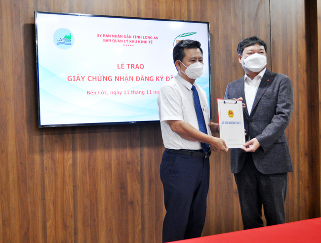 LỄ TRAO GIẤY CHỨNG NHẬN ĐĂNG KÝ ĐẦU TƯ VÀ GIẤY CHỨNG NHẬN QUYỀN SỬ DỤNG ĐẤT CHO CÔNG TY TNHH LOTTE ECO LOGIS LONG AN