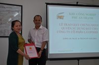 KCN Phú An Thạnh trao giấy CNQSDĐ cho LAVIFOOD