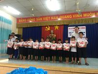 Tặng quà cho trẻ em nghèo hiếu học