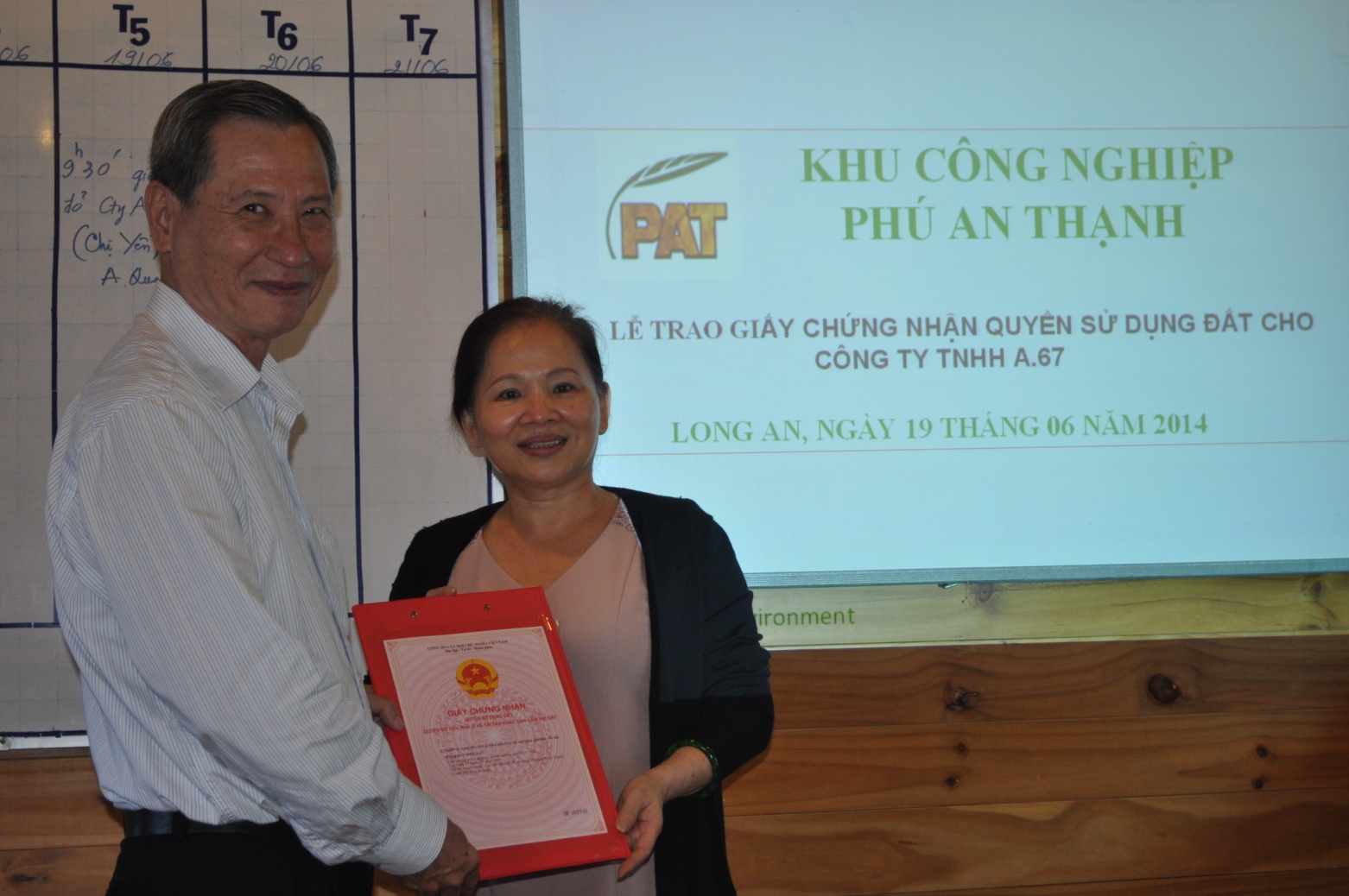 Khu công nghiệp Phú An Thạnh trao giấy chứng nhận quyền sử dụng đất cho Công ty TNHH A.67